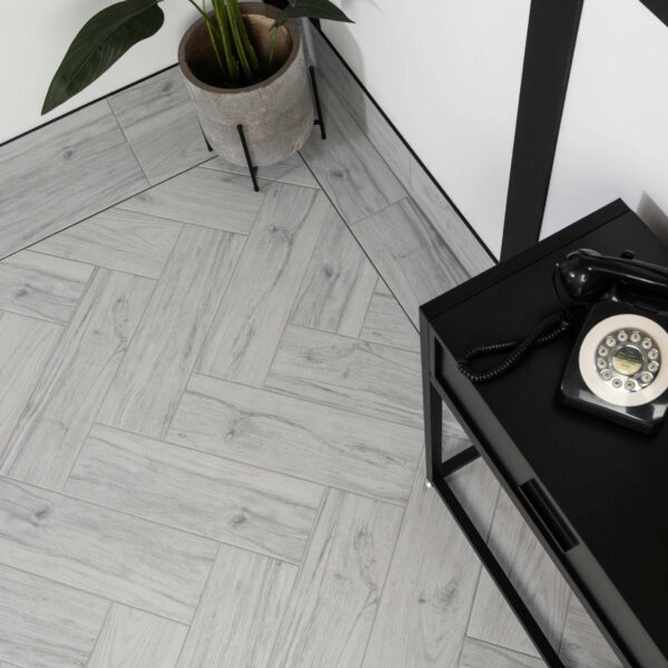 Friston White Oak Wood Effect Porcelain Floor Tiles - Image 10